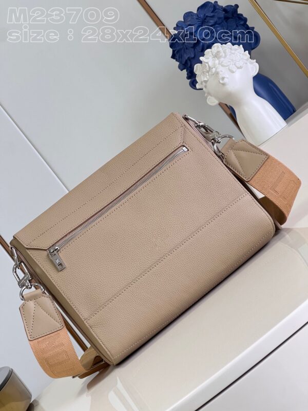 Louis Vuitton Takeoff Messenger