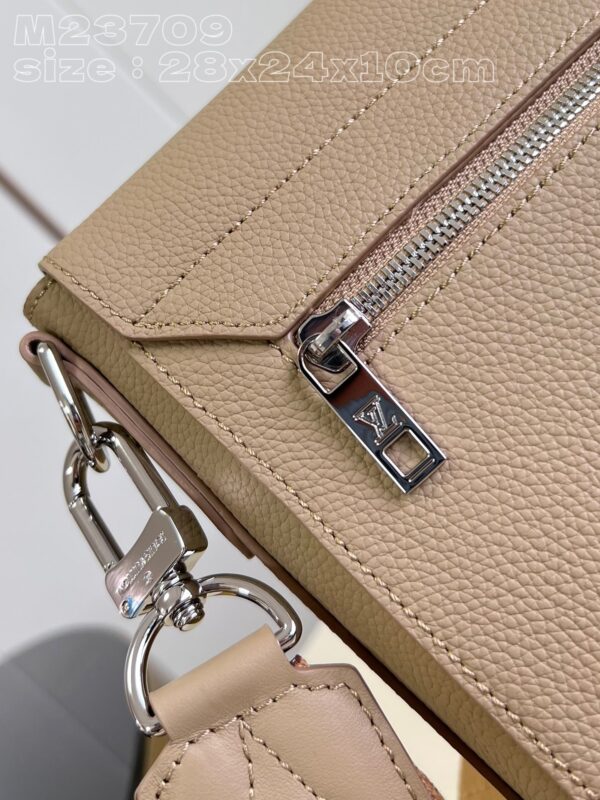 Louis Vuitton Takeoff Messenger