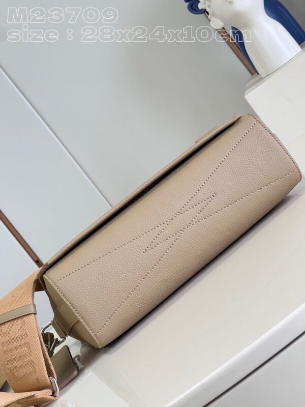 Louis Vuitton Takeoff Messenger