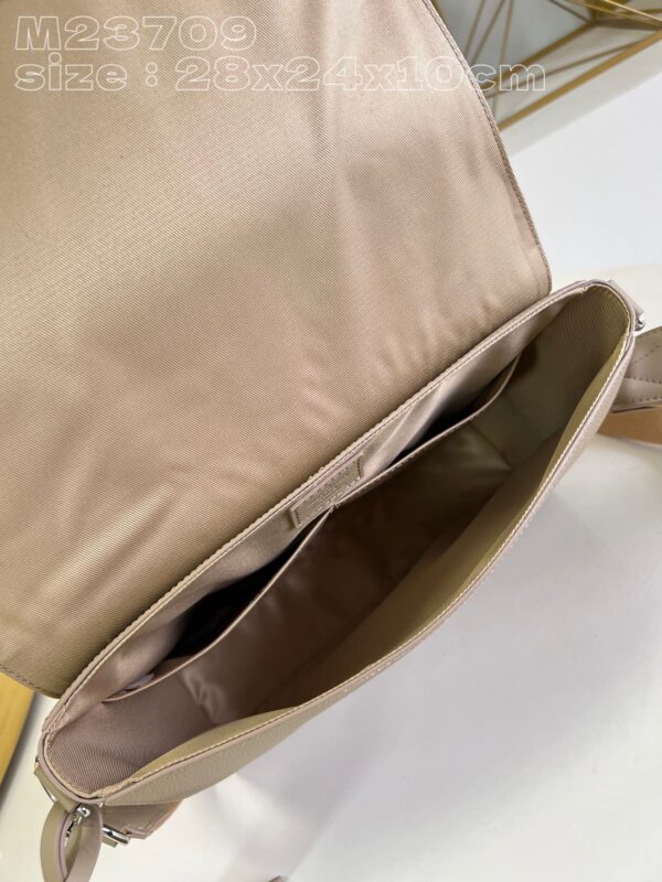 Louis Vuitton Takeoff Messenger