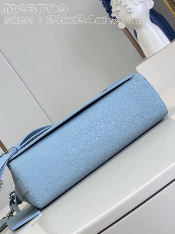 Louis Vuitton Takeoff Messenger
