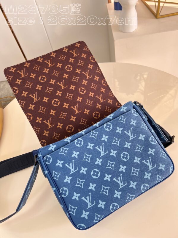 Louis Vuitton District PM