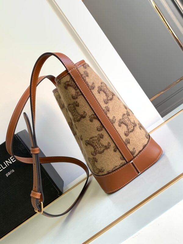 CELINE BUCKET CUIR TRIOMPHE BAG