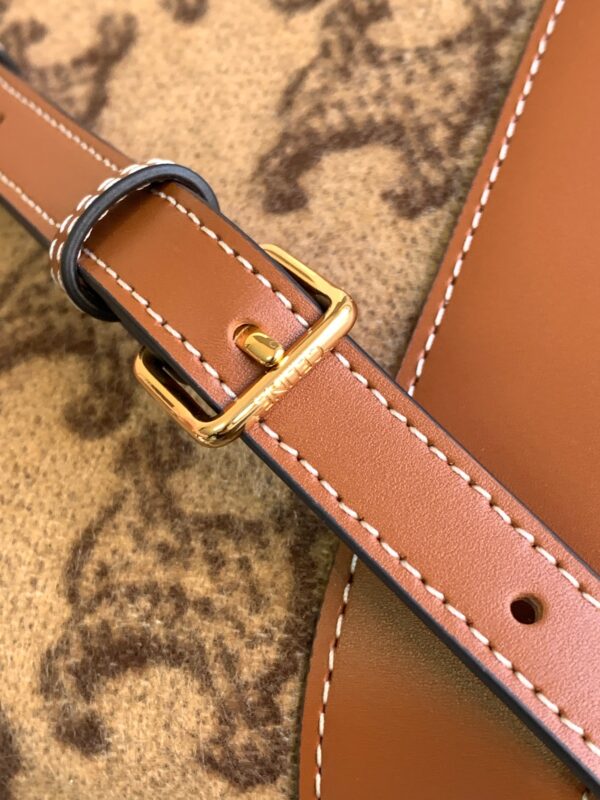 CELINE BUCKET CUIR TRIOMPHE BAG