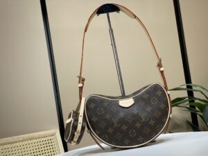 Louis Vuitton Croissant MM