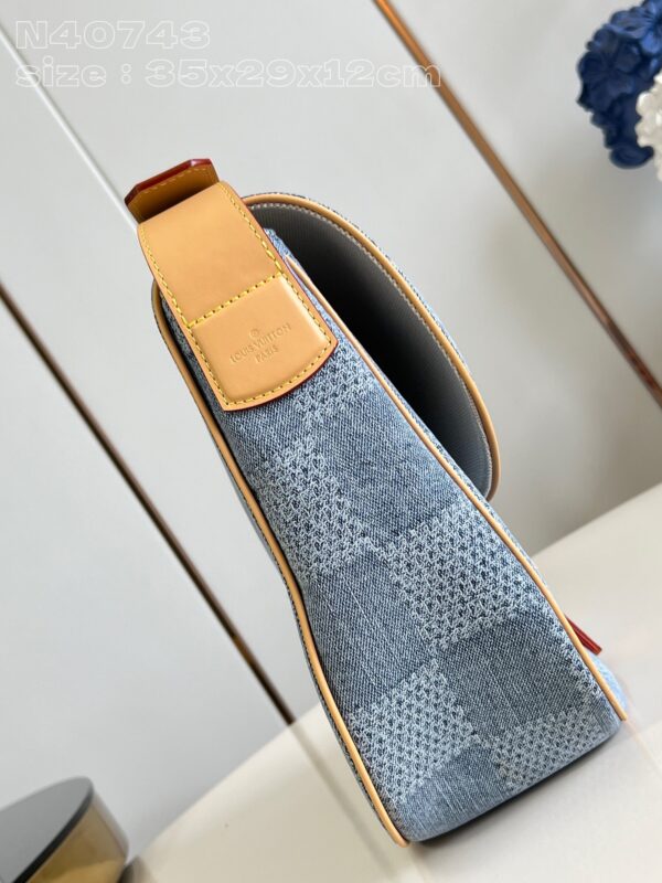 Louis Vuitton Montsouris Messenger MM