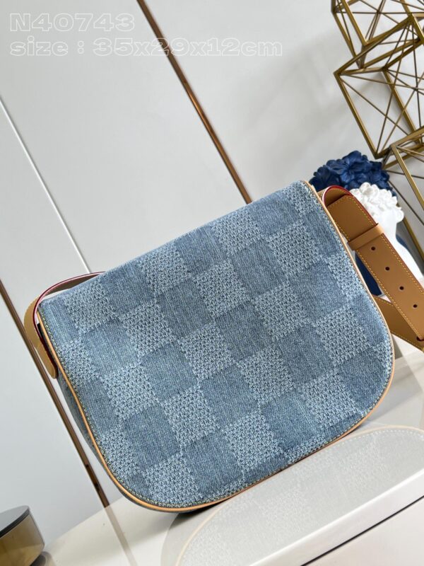 Louis Vuitton Montsouris Messenger MM