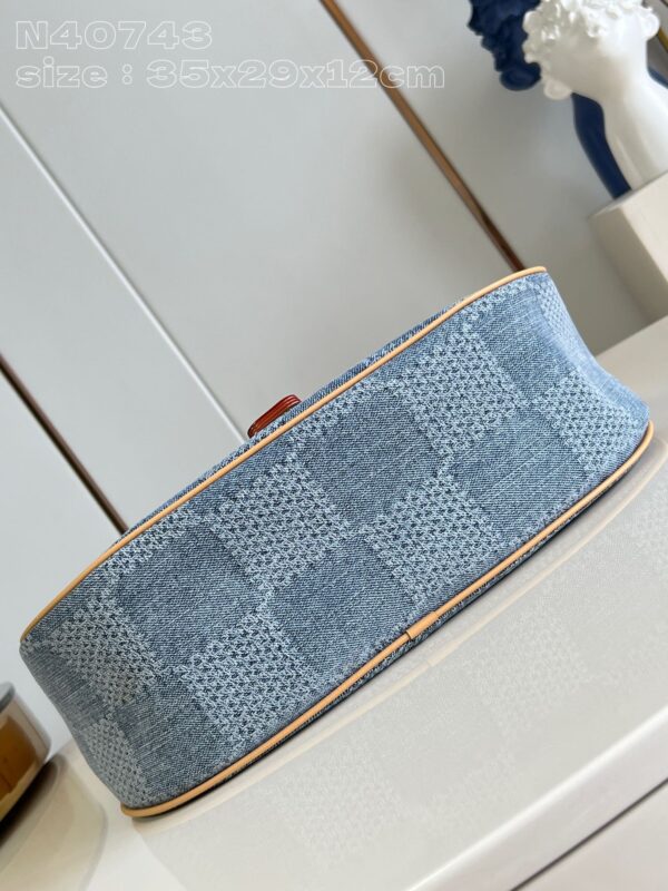 Louis Vuitton Montsouris Messenger MM