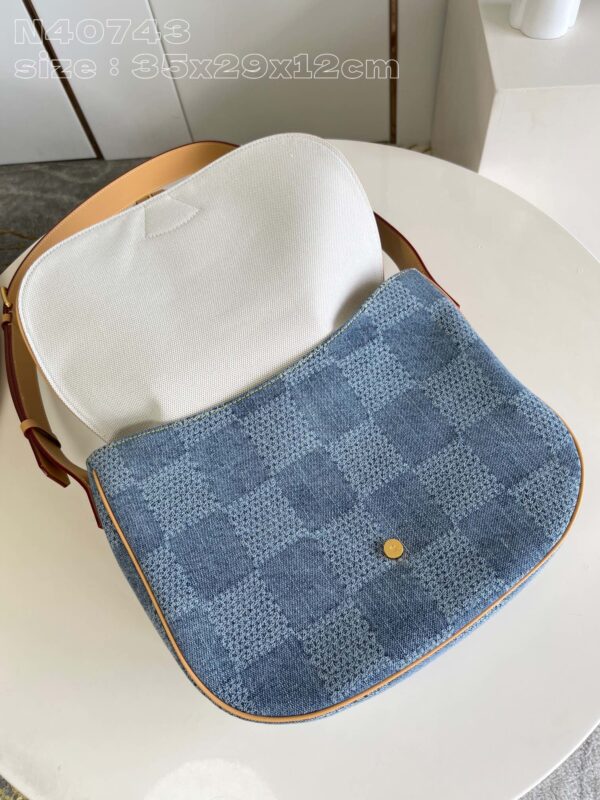 Louis Vuitton Montsouris Messenger MM