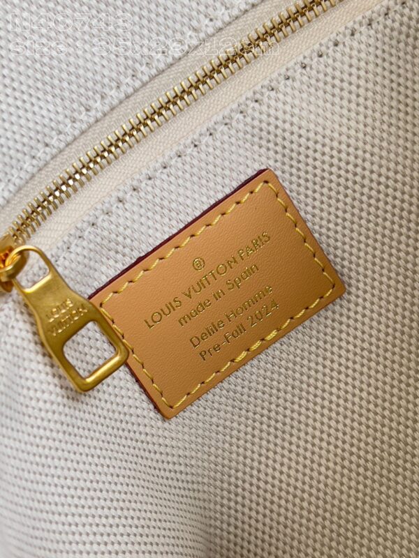Louis Vuitton Montsouris Messenger MM