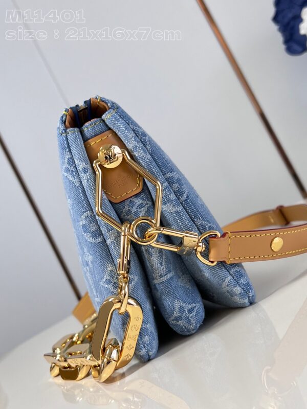 Louis Vuitton Coussin BB