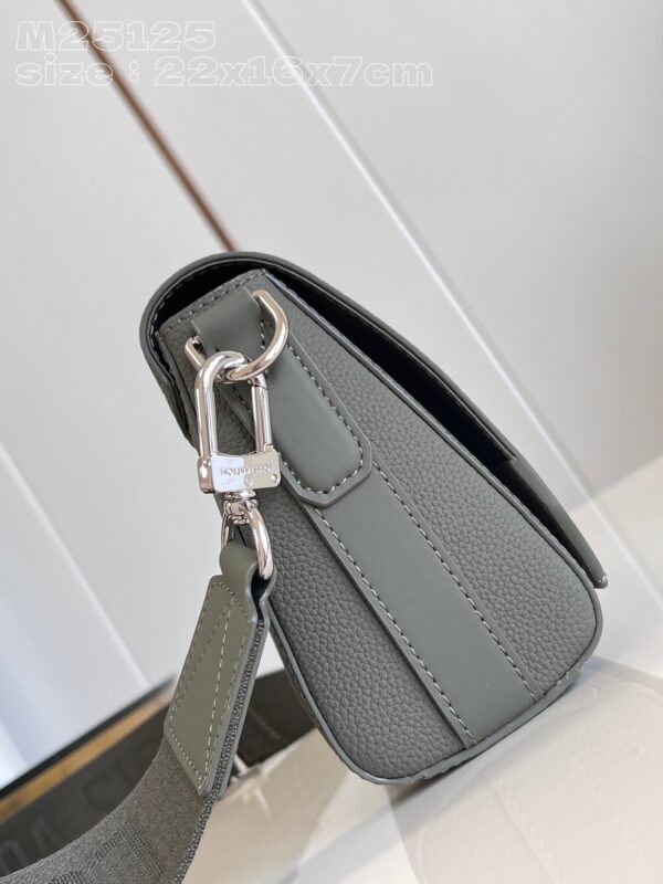 Louis Vuitton Takeoff Messenger PM
