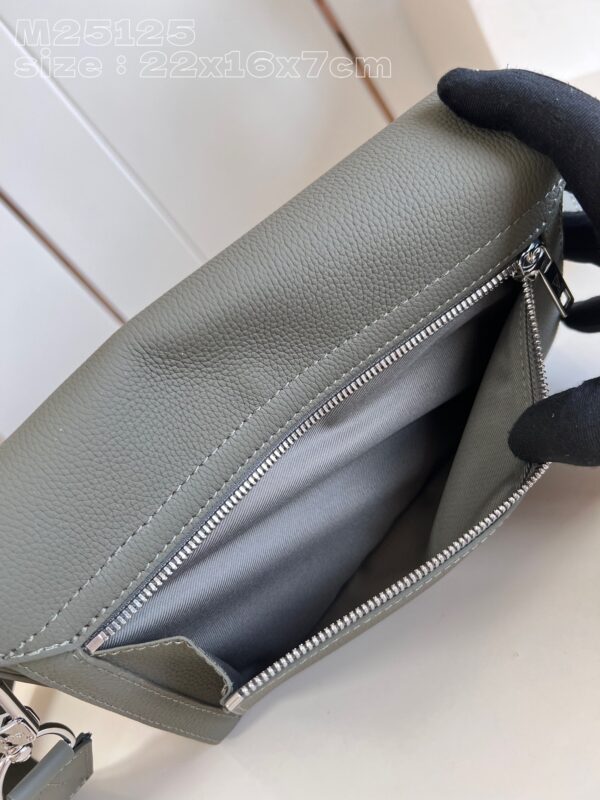 Louis Vuitton Takeoff Messenger PM
