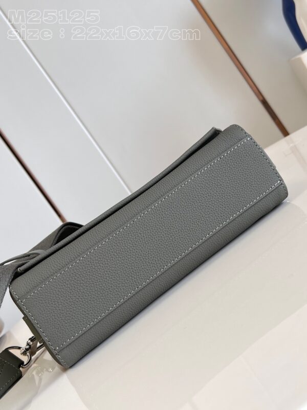 Louis Vuitton Takeoff Messenger PM