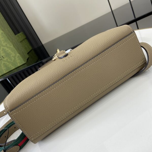 Gucci SMALL TOTE BAG WITH HOOK CLOSURE