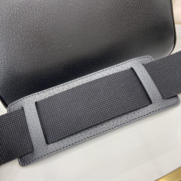Gucci MEDIUM GG CROSSBODY BAG WITH TAG
