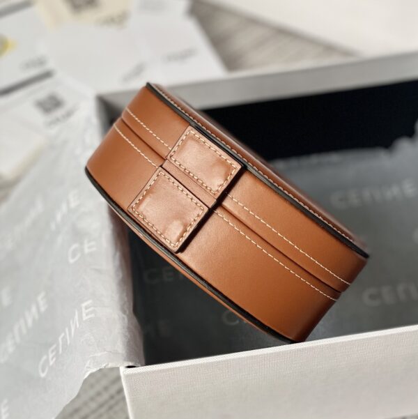 CELINE Oval minaudiere cuir triomphe