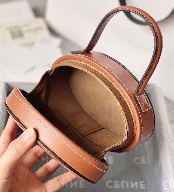 CELINE Oval minaudiere cuir triomphe
