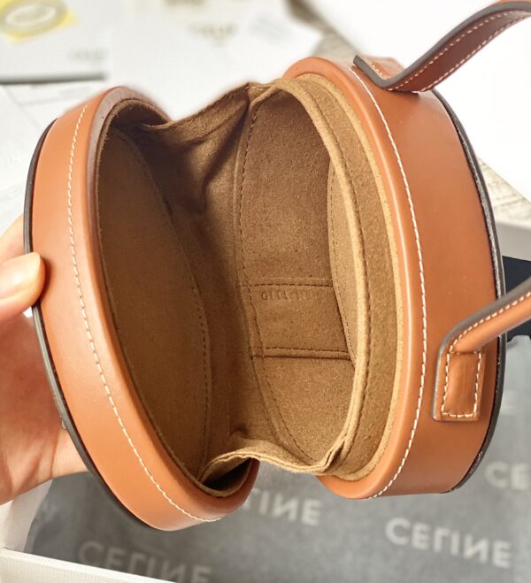 CELINE Oval minaudiere cuir triomphe