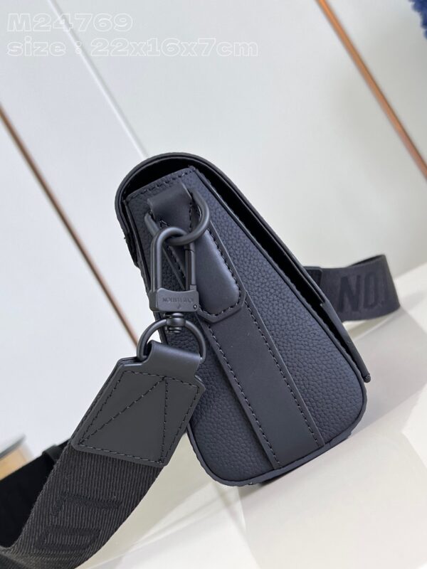 Louis Vuitton Takeoff Messenger PM