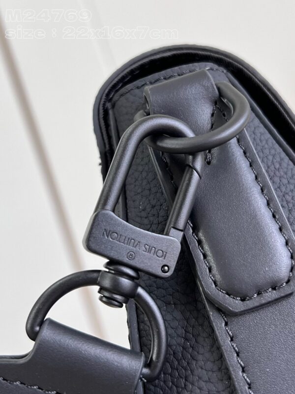 Louis Vuitton Takeoff Messenger PM
