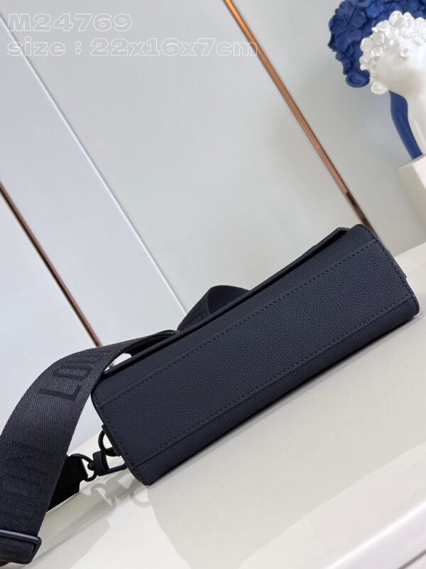 Louis Vuitton Takeoff Messenger PM