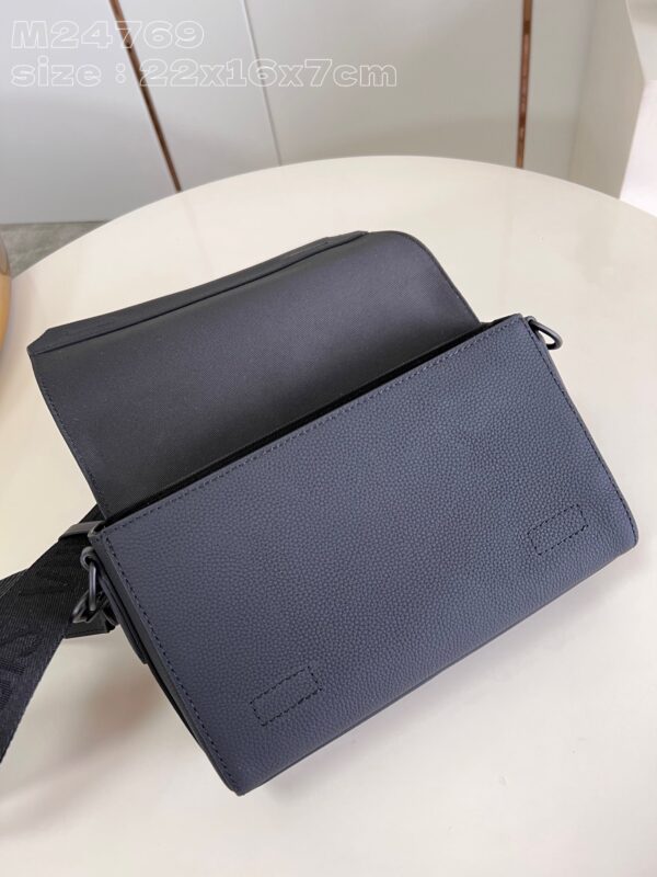 Louis Vuitton Takeoff Messenger PM