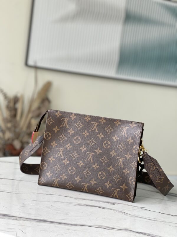 Louis Vuitton  Toiletry Pouch 26 Monogram Bag