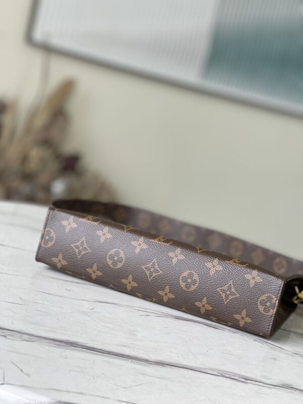Louis Vuitton  Toiletry Pouch 26 Monogram Bag