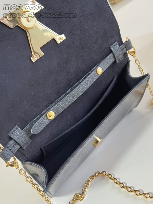 Louis Vuitton 	Pochette Louise