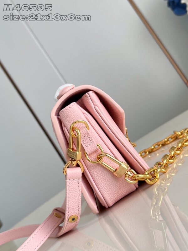 Louis Vuitton 	Pochette Métis East West
