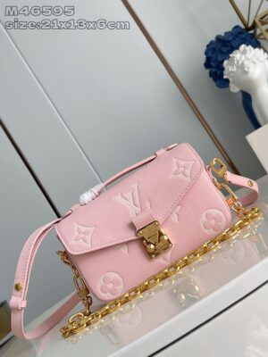 Louis Vuitton 	Pochette Métis East West