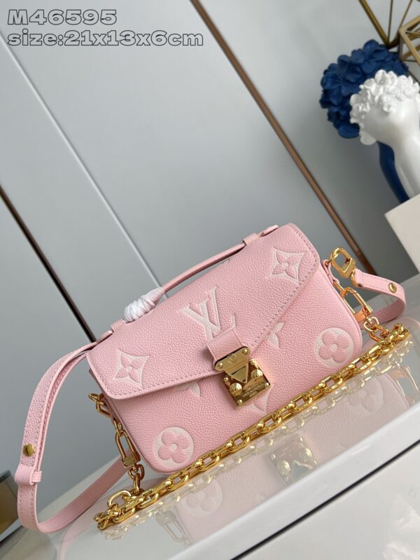 Louis Vuitton 	Pochette Métis East West