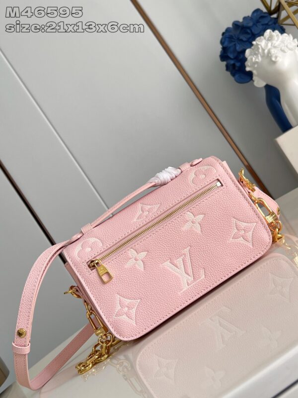 Louis Vuitton 	Pochette Métis East West