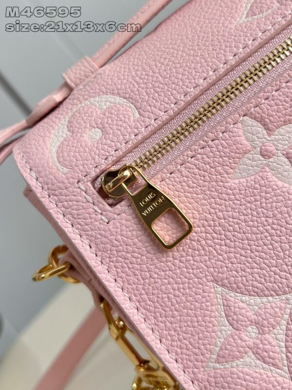 Louis Vuitton 	Pochette Métis East West