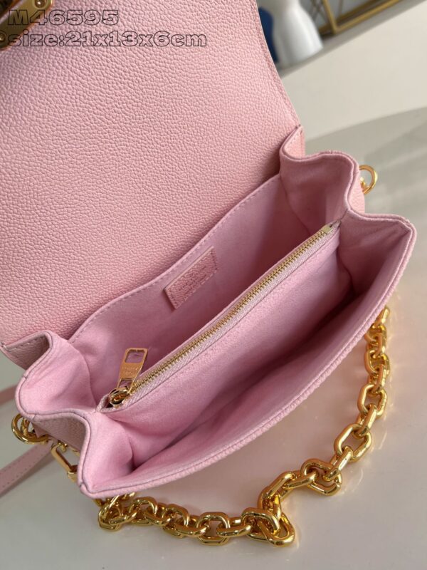 Louis Vuitton 	Pochette Métis East West