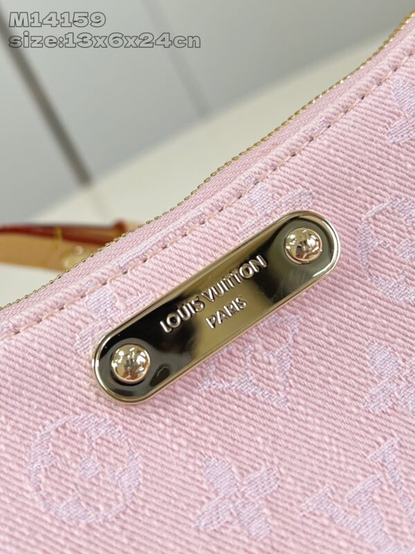 Louis Vuitton	Liv Pochette