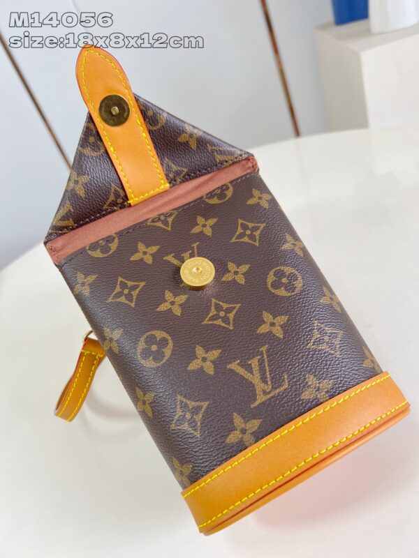 Louis Vuitton	Envelope Pouch