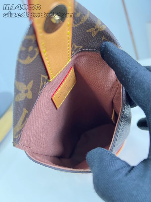 Louis Vuitton	Envelope Pouch