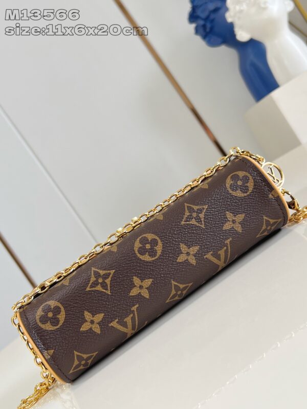 Louis Vuitton	Pochette Camille