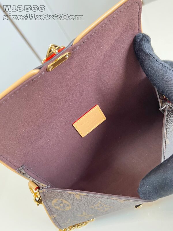Louis Vuitton	Pochette Camille