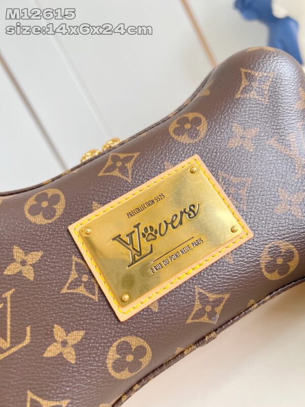Louis Vuitton	Bone Wearable Wallet