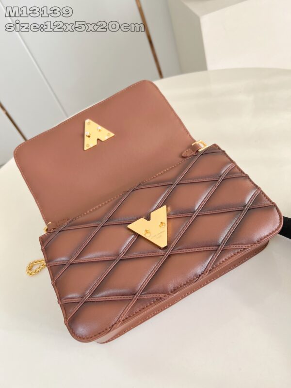 Louis Vuitton	Wallet On Chain GO-14