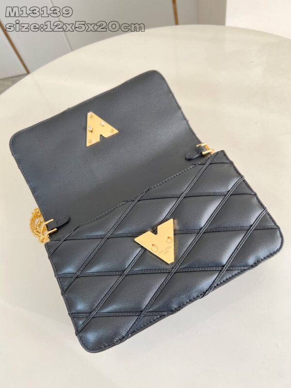 Louis Vuitton	Wallet On Chain GO-14