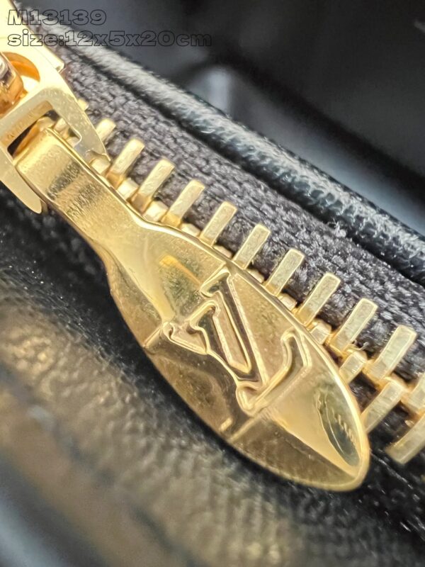 Louis Vuitton	Wallet On Chain GO-14