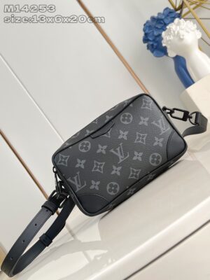 Louis Vuitton 	Trocadéro Wearable Wallet