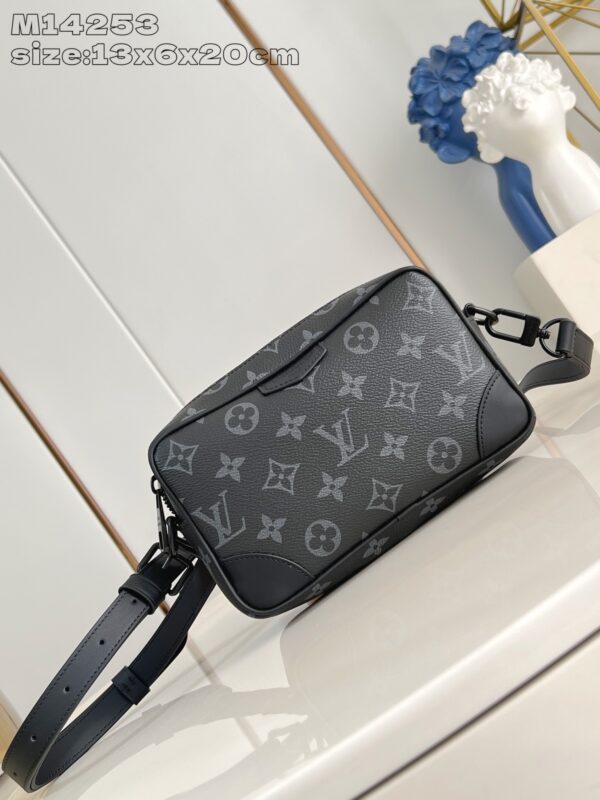 Louis Vuitton 	Trocadéro Wearable Wallet