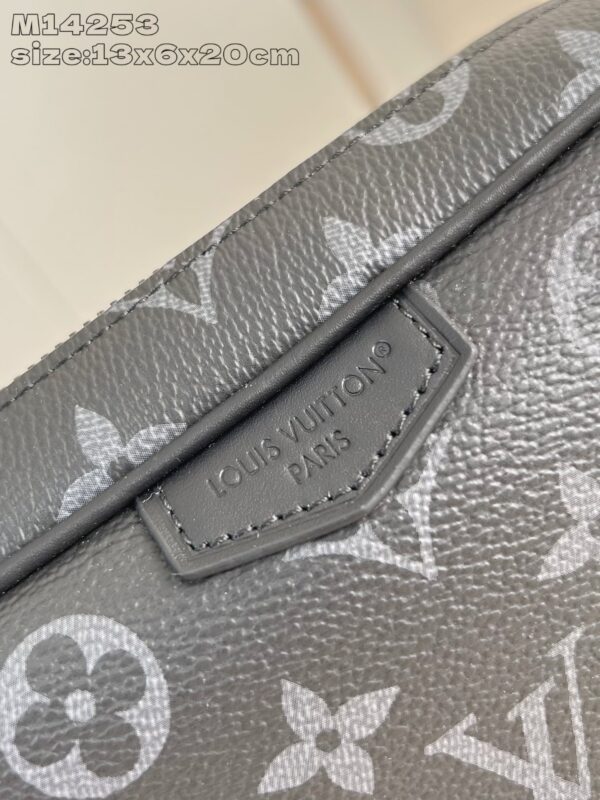 Louis Vuitton 	Trocadéro Wearable Wallet