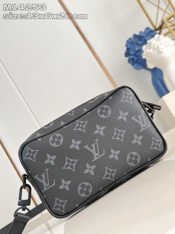 Louis Vuitton 	Trocadéro Wearable Wallet