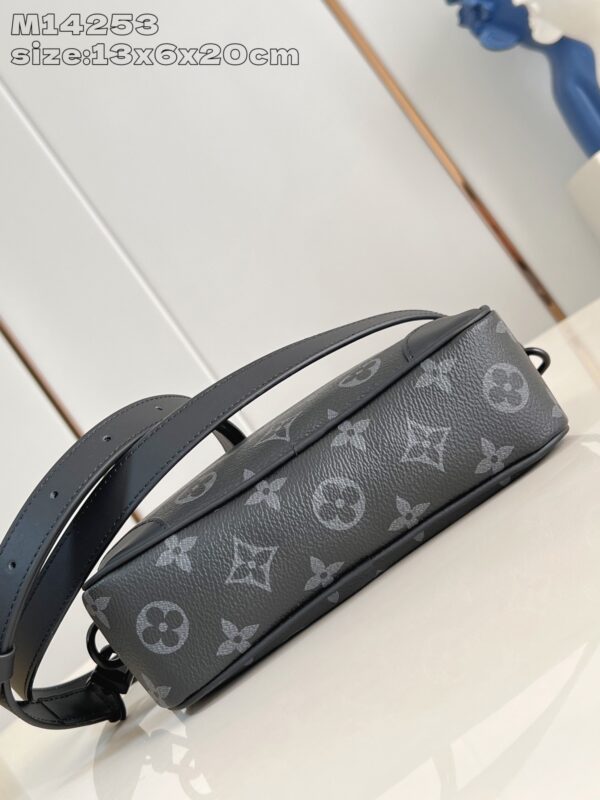 Louis Vuitton 	Trocadéro Wearable Wallet